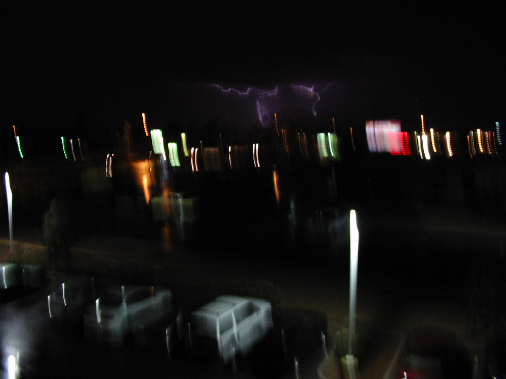 Only lightning I caught... blurry.JPG, 6/21/2001, 122 kB