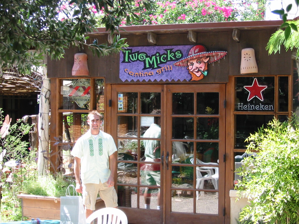 Mick with his peeps.JPG, 6/22/2001, 371 kB