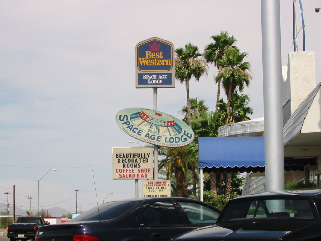 Space Age Lodge - lunch stop in AZ.JPG, 6/20/2001, 202 kB